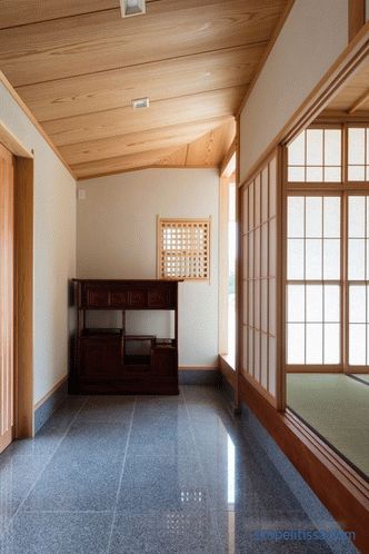 Hiiragi House - Casa a forma di U al centro della quale si trova un cortile e un albero genealogico