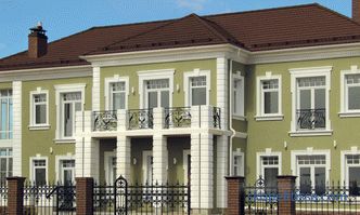 Decorazione decorativa degli angoli della facciata, rusta di pietra e materiali moderni nella progettazione degli angoli della casa