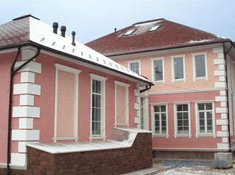 Decorazione decorativa degli angoli della facciata, rusta di pietra e materiali moderni nella progettazione degli angoli della casa
