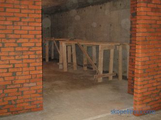 Partizioni in una casa in legno di legno, pareti interne, installazione, foto