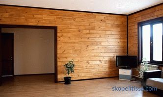 Partizioni in una casa in legno di legno, pareti interne, installazione, foto