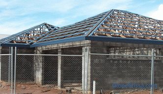 Tetto a padiglione: sistema a traliccio di tetto a padiglione, calcolo, fasi di installazione + foto e video