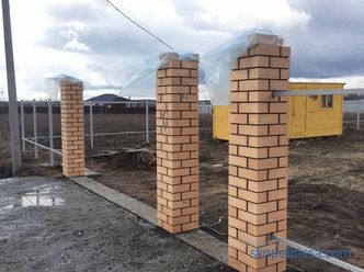Recinzione di ondulato con pilastri in mattoni, le fasi di costruzione e installazione