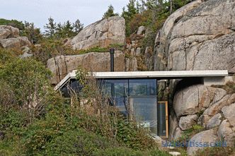 Casa con pareti trasparenti sulle rive rocciose soleggiate in Sandefjord, Norvegia