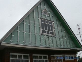 Tetto a capanna, frontone in legno, decorazione del frontone e tetto mansardato di una casa privata