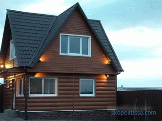 Tetto a capanna, frontone in legno, decorazione del frontone e tetto mansardato di una casa privata