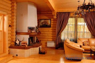 Casa di legno con mansarda, casa di campagna in legno con mansarda, progettazione della casa di legname con soffitta