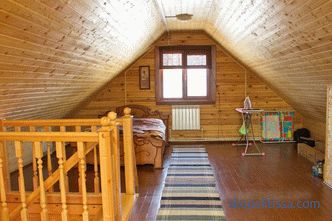 Casa di legno con mansarda, casa di campagna in legno con mansarda, progettazione della casa di legname con soffitta