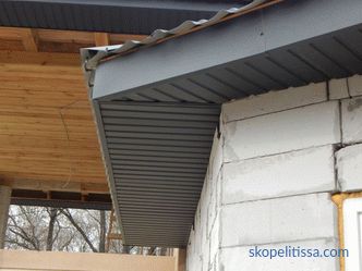 Varianti di archiviare gli strapiombi del tetto con un intradosso, fogli o plastica, foto, video