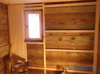 Assicella pannellatura a parete in una casa di legno, come rinfoderare la casa all'interno, foto