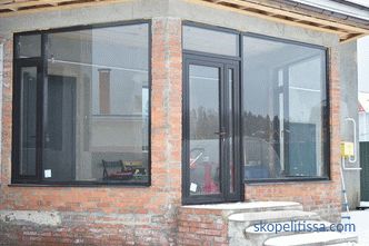 Portico vetrato di un profilo in alluminio casa di campagna, plastica, opzioni di foto