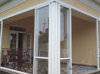 Portico vetrato di un profilo in alluminio casa di campagna, plastica, opzioni di foto