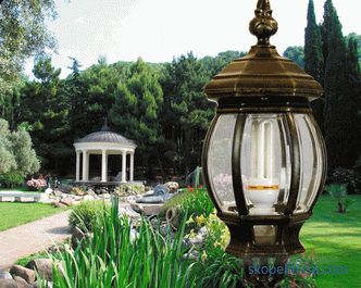 Lanterne di campagna e lampioni, caratteristiche e sottigliezze della scelta dei pilastri per il giardino