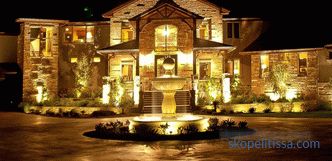 Illuminazione di facciata di una casa di campagna, illuminazione della facciata esterna, idee fotografiche