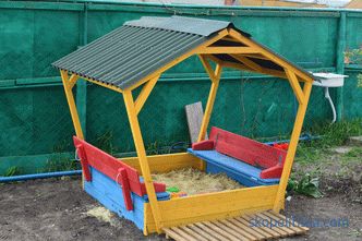 Tutto su sandbox per bambini con un tetto e la loro costruzione in un sito di campagna